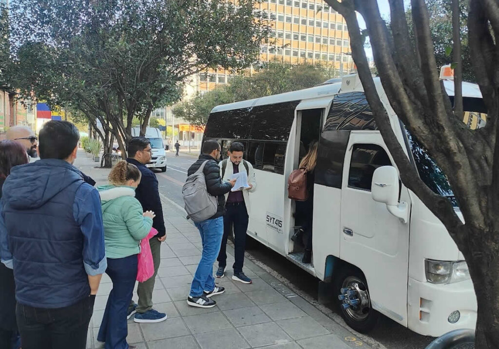 Servicio de transporte empresarial en buses